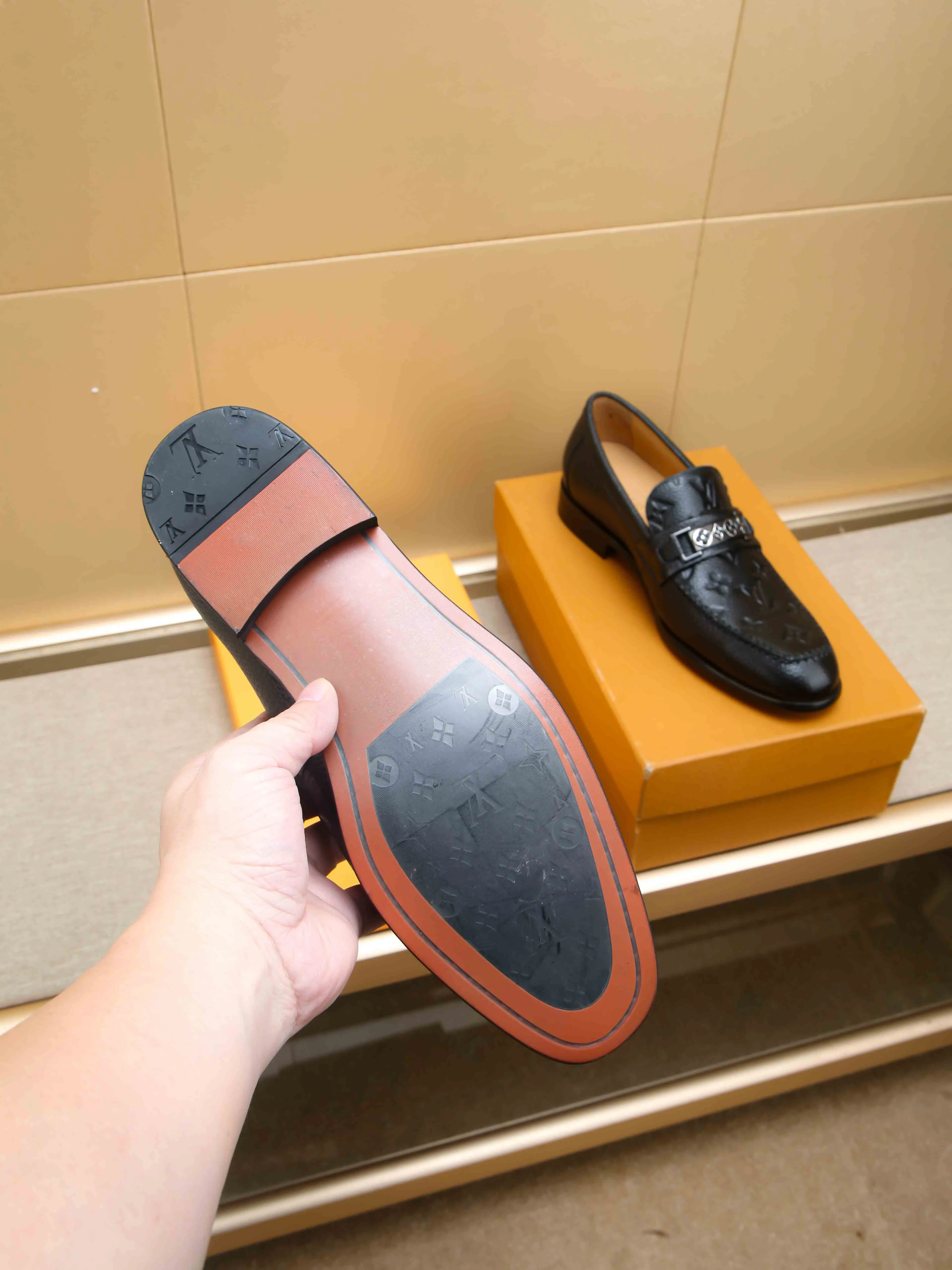 Men's shoes 💰 460 💰 Louis Vuitton LV ® 🆕 model 🔛Full shoe counter, first layer cowhide, 🐂leather lined casual shoes for men, super soft outsole, essential for driving. Counter synchronization, original first layer cowhide, completely 1:1 mold customization🌹top version, color optional! Number: 39-44 (customized at 38.45)